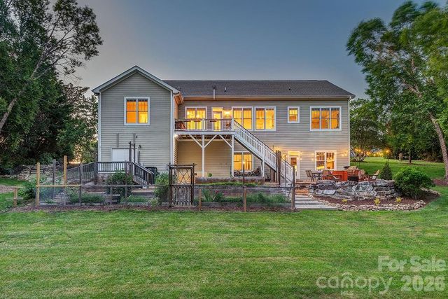201 Skytop Farm Lane, Hendersonville, NC 28791