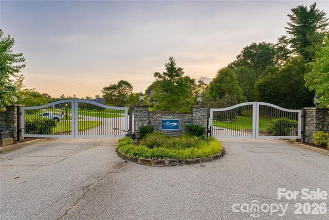 201 Skytop Farm Lane, Hendersonville, NC 28791