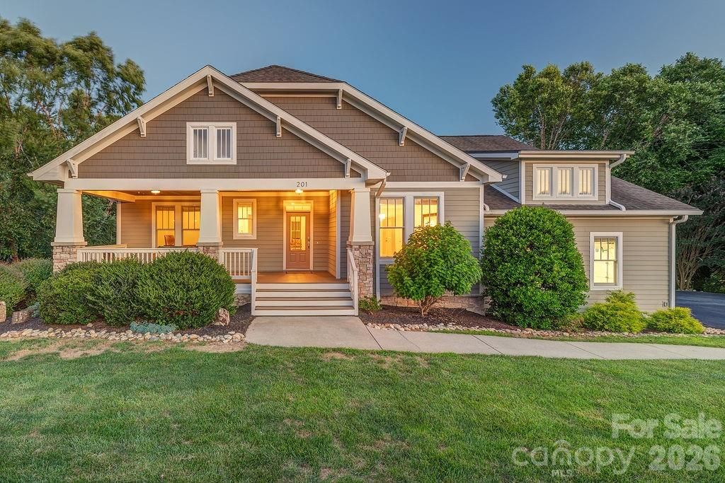 201 Skytop Farm Lane, Hendersonville, NC 28791