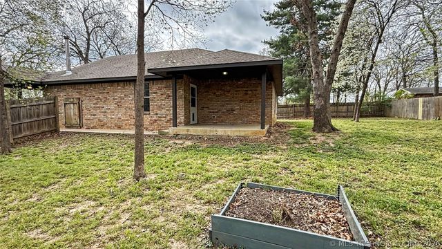 1025 Jackson Avenue, Tahlequah, OK 74464