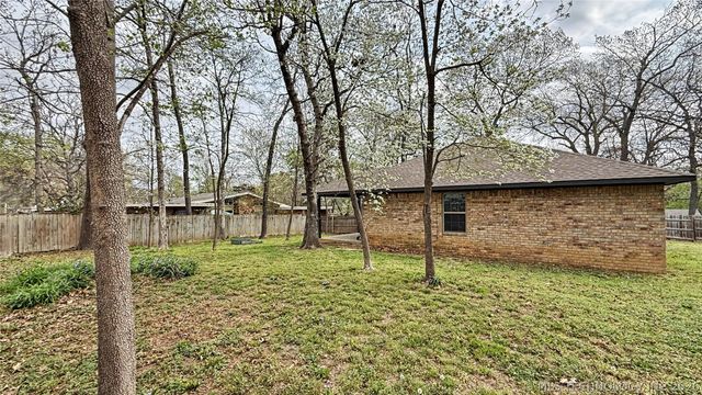 1025 Jackson Avenue, Tahlequah, OK 74464