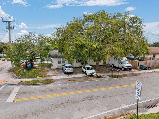 2100 NW 27th Street, Oakland Park, FL 33311