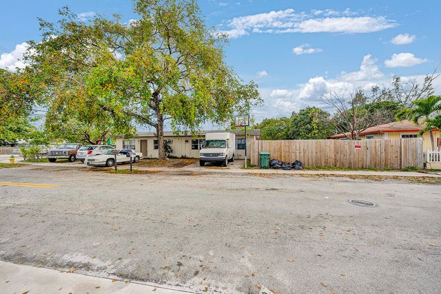 2100 NW 27th Street, Oakland Park, FL 33311