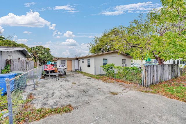 2100 NW 27th Street, Oakland Park, FL 33311