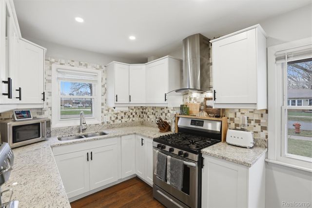 28042 Brentwood Street, Southfield, MI 48076