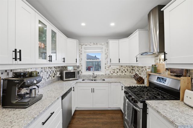 28042 Brentwood Street, Southfield, MI 48076