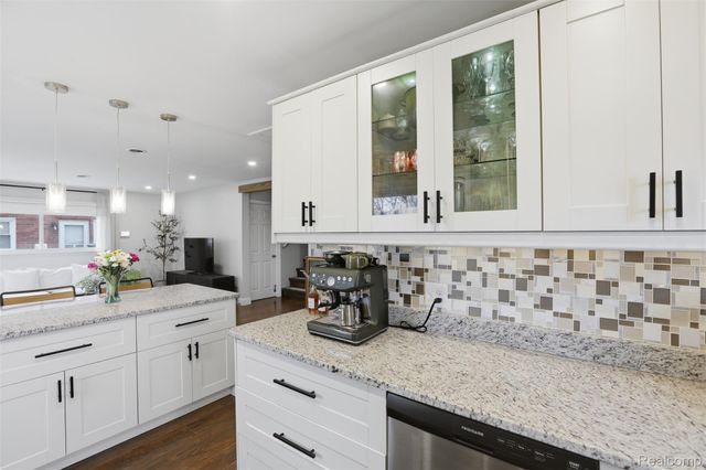 28042 Brentwood Street, Southfield, MI 48076