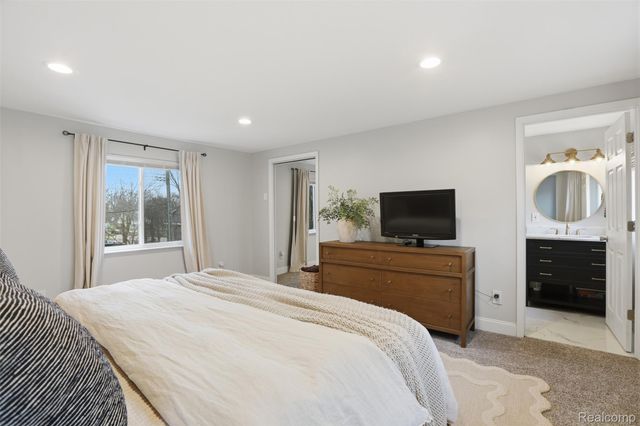 28042 Brentwood Street, Southfield, MI 48076