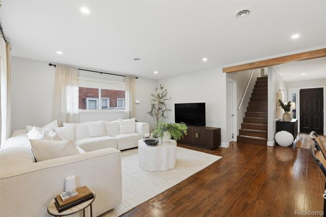 28042 Brentwood Street, Southfield, MI 48076