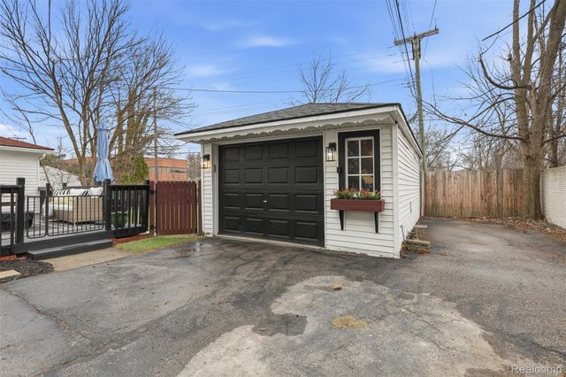 28042 Brentwood Street, Southfield, MI 48076