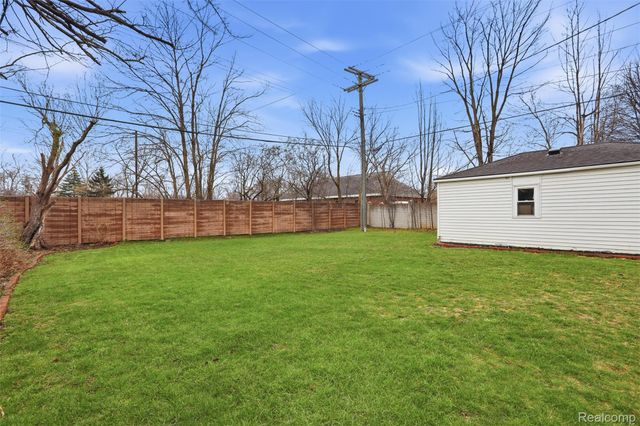 28042 Brentwood Street, Southfield, MI 48076