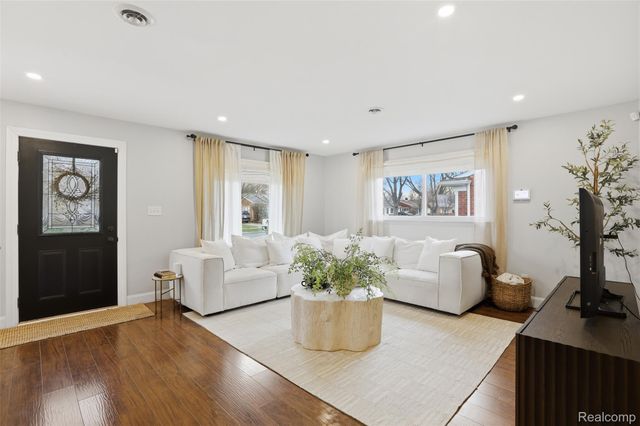 28042 Brentwood Street, Southfield, MI 48076