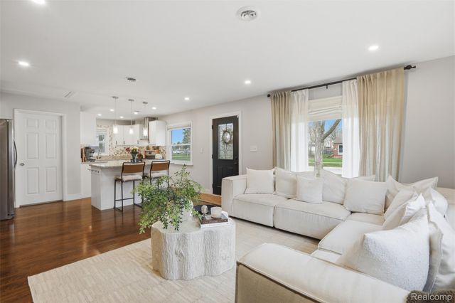 28042 Brentwood Street, Southfield, MI 48076