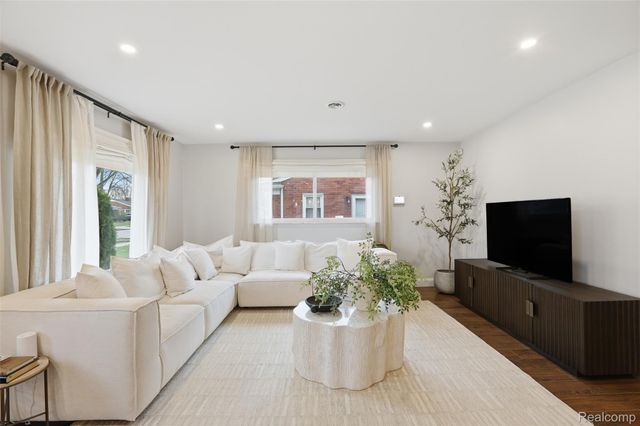 28042 Brentwood Street, Southfield, MI 48076