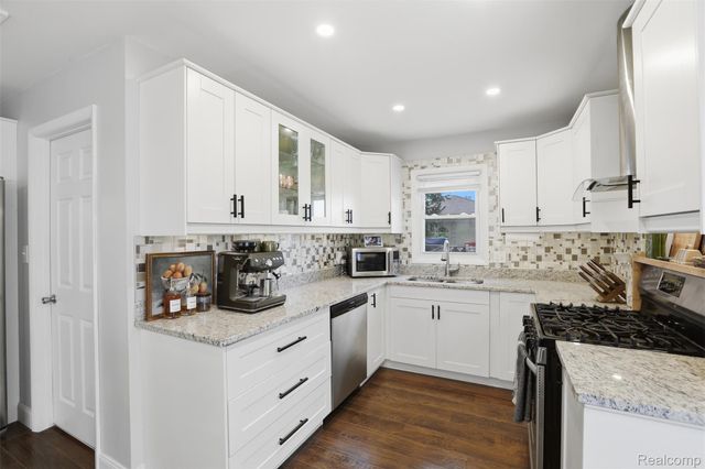 28042 Brentwood Street, Southfield, MI 48076