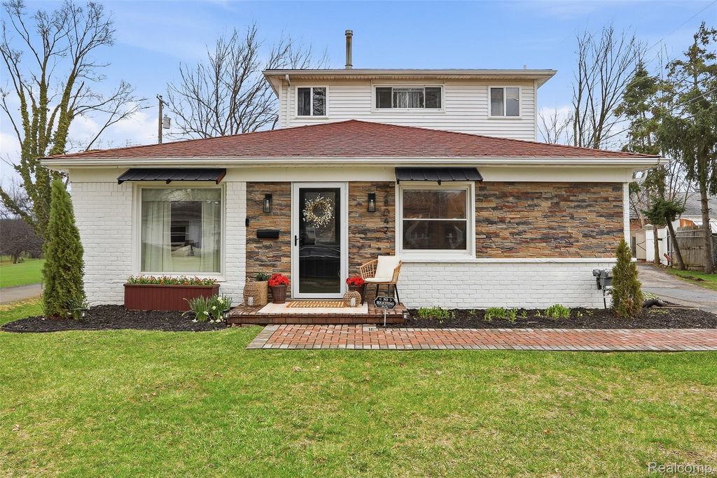 28042 Brentwood Street, Southfield, MI 48076