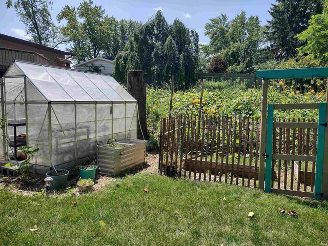12 Shore Manor Drive, Bristol, IN 46507