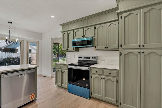 3249 N Hood Ct, Wichita, KS 67204