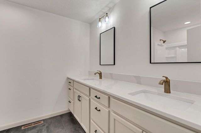 3249 N Hood Ct, Wichita, KS 67204