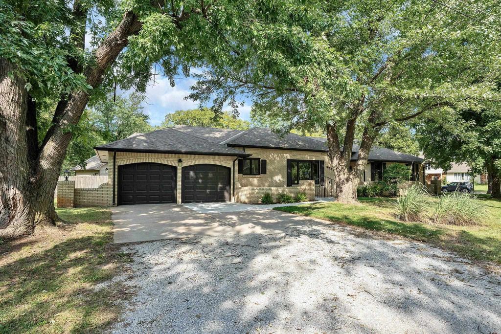 3249 N Hood Ct, Wichita, KS 67204