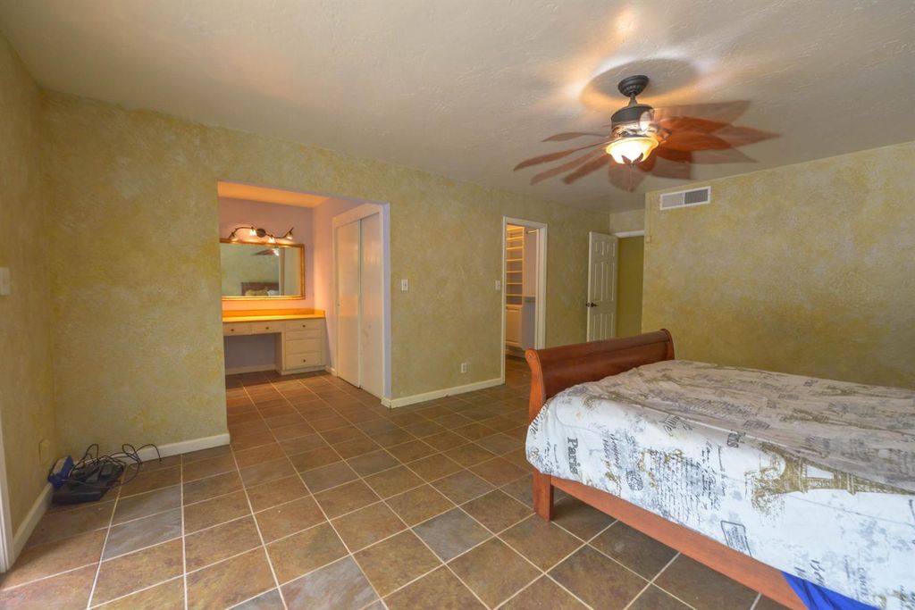 Image 11 of property listing at 1636 W Vartikian Avenue, Fresno, CA 93711