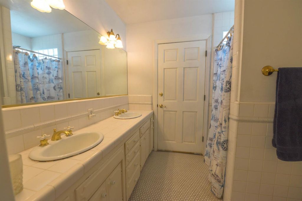 Image 12 of property listing at 1636 W Vartikian Avenue, Fresno, CA 93711