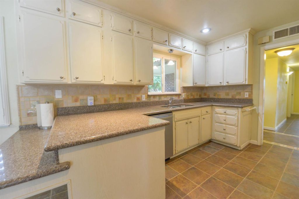 Image 27 of property listing at 1636 W Vartikian Avenue, Fresno, CA 93711