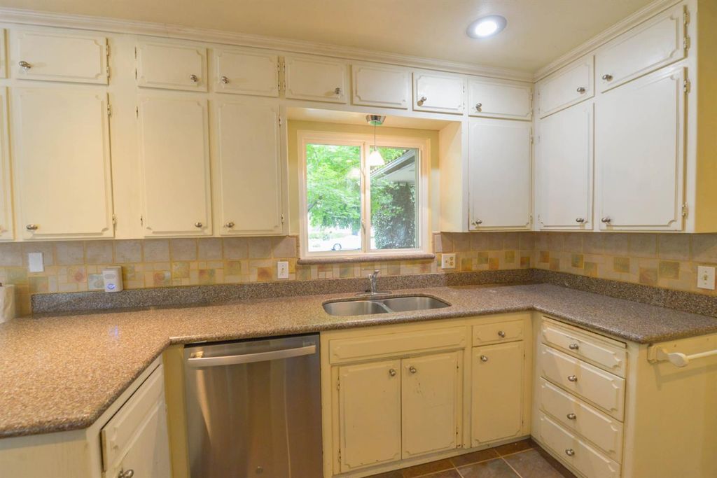 Image 28 of property listing at 1636 W Vartikian Avenue, Fresno, CA 93711
