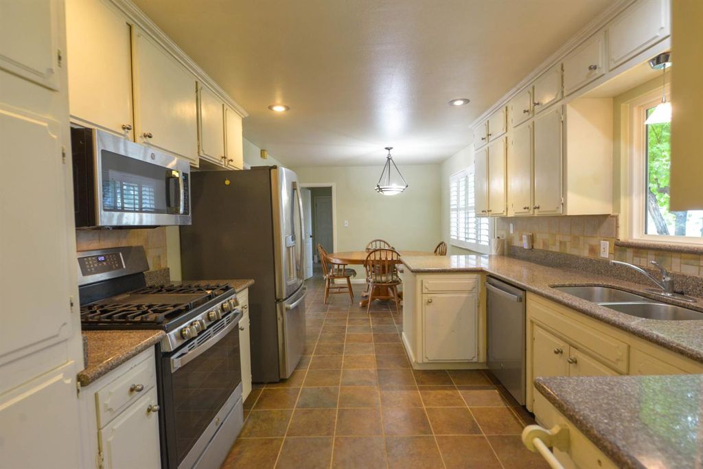 Image 32 of property listing at 1636 W Vartikian Avenue, Fresno, CA 93711