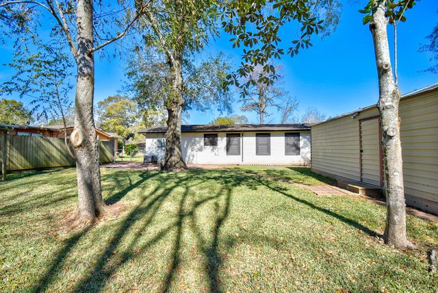 808 Akers Street, Angleton, TX 77515