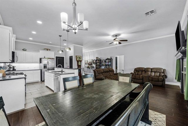 1504 Stonehouse Dr, Elgin, OK 73538