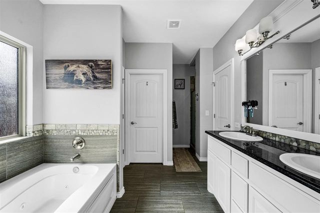 1504 Stonehouse Dr, Elgin, OK 73538