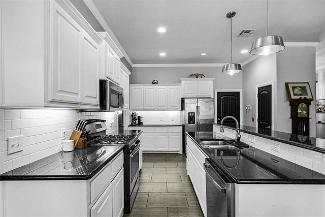 1504 Stonehouse Dr, Elgin, OK 73538