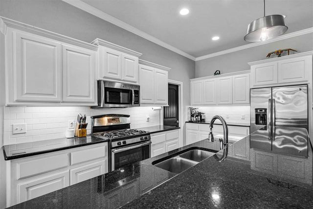 1504 Stonehouse Dr, Elgin, OK 73538