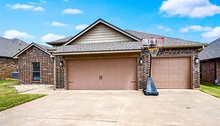 1504 Stonehouse Dr, Elgin, OK 73538