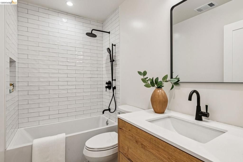 Image 39 of property listing at 4024 Elston Ave, Oakland, CA 94602