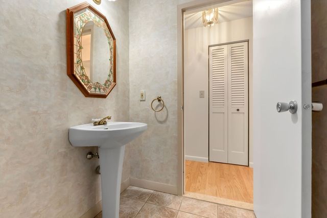 1008 Paradise Road 1M, Swampscott, MA 01907