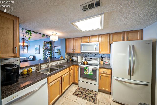 57 Marina Point, Sandusky, OH 44870