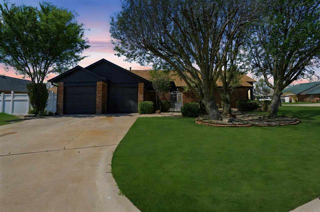 652 NW Waterford Dr, Lawton, OK 73505