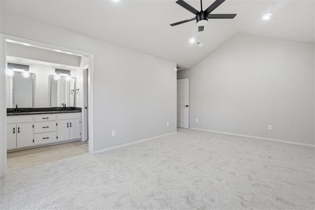 652 NW Waterford Dr, Lawton, OK 73505