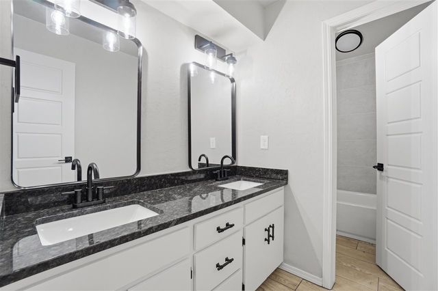 652 NW Waterford Dr, Lawton, OK 73505