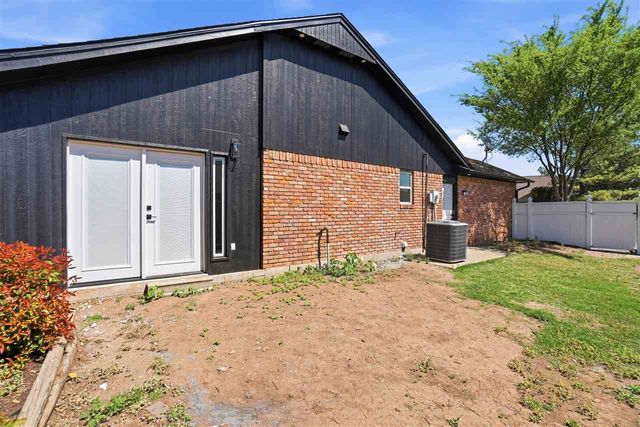 652 NW Waterford Dr, Lawton, OK 73505