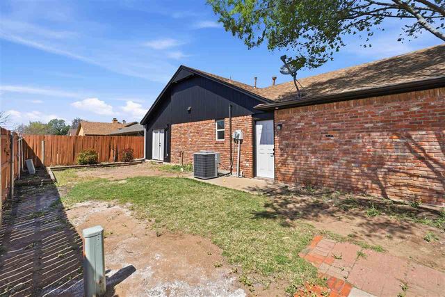 652 NW Waterford Dr, Lawton, OK 73505