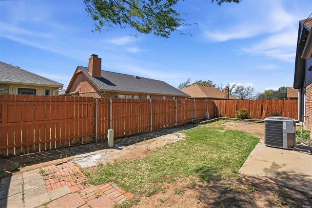 652 NW Waterford Dr, Lawton, OK 73505