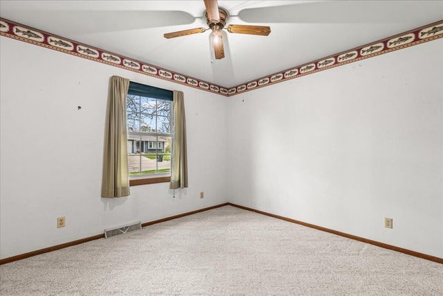1015 Squire LANE, West Bend, WI 53090