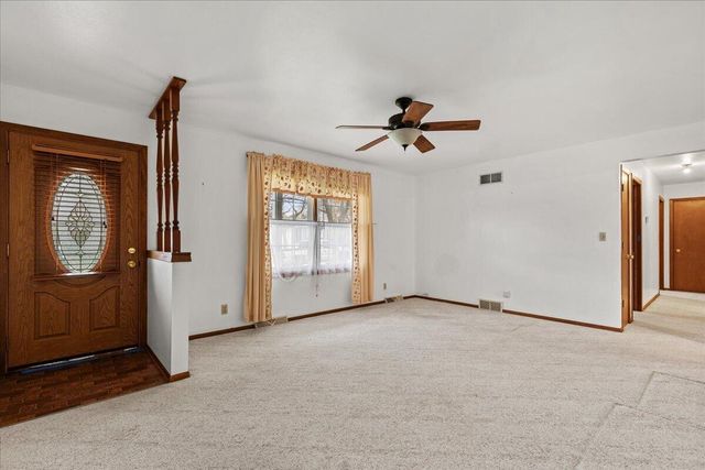 1015 Squire LANE, West Bend, WI 53090
