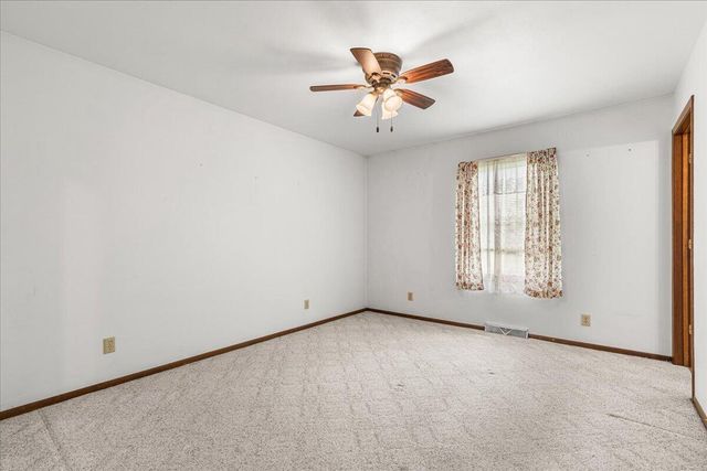 1015 Squire LANE, West Bend, WI 53090