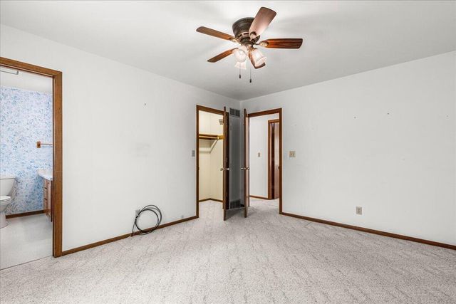 1015 Squire LANE, West Bend, WI 53090