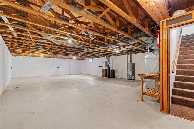 1015 Squire LANE, West Bend, WI 53090