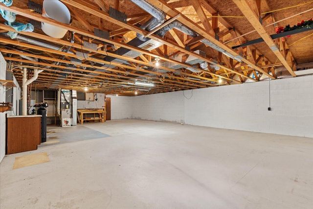 1015 Squire LANE, West Bend, WI 53090